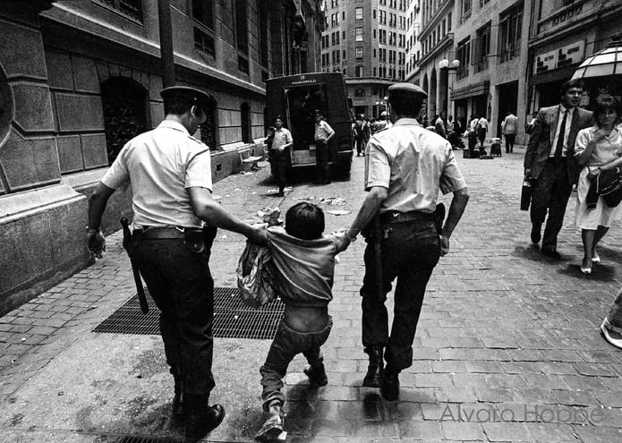 La policía chilena detiene a un niño en el pasaje Nueva York, centro de Santiago, 1989, durante la dictadura de Augusto Pinochet (Foto: Álvaro Hoppe)