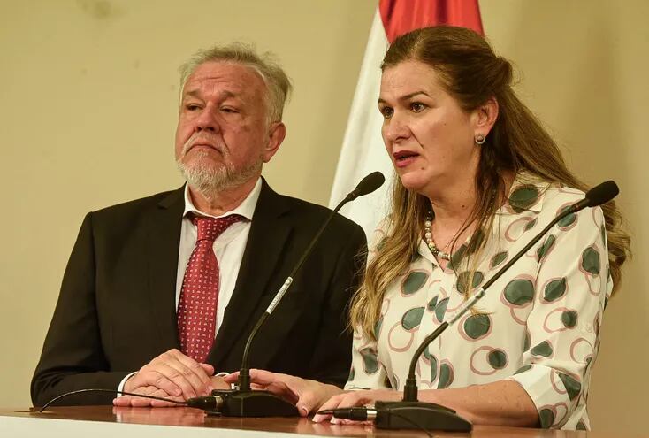 Jorge Brítez, presidente del IPS, y María Teresa Barán, ministra de Salud, en conferencia de prensa.