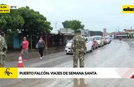 Video: Largas colas de vehículos en Puerto Falcón