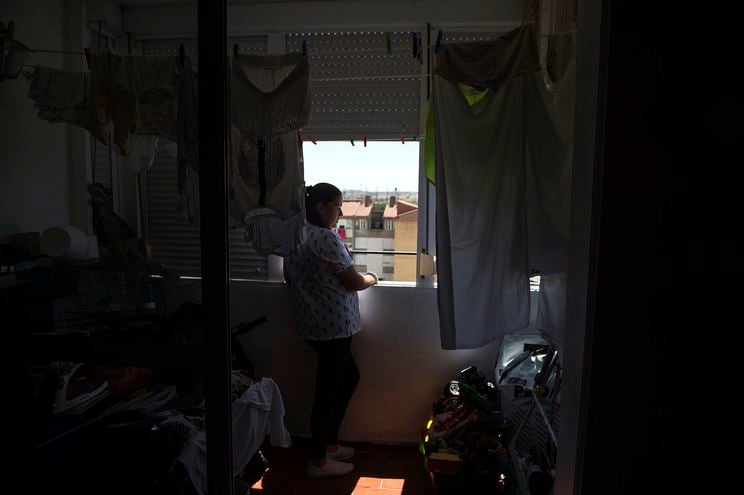Sonia García, de 35 años, mira por la ventana de su departamento en el barrio de Poligono Sur en Sevilla el 29 de junio de 2020.