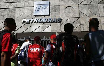 Bolsonaro anunció disminución de precios de combustibles de Petrobras.