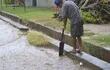 los-vecinos-intentan-destapar-los-desages-pluviales-para-evitar-mayores-inundaciones--214519000000-1559275.jpg
