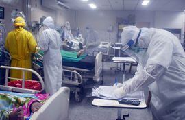Las salas de terapia intensiva están repletas. Muchos fallecen esperando una UTI, lamentó el infectólogo  Mateo.