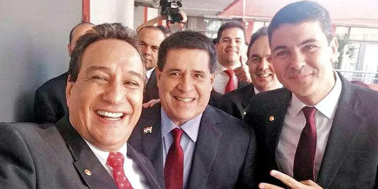 El imputado gobernador de Central Hugo Javier González (izq.) junto a su padrino político Horacio Cartes y el presidenciable colorado Santiago Peña.
