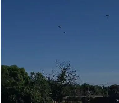 Entrenamiento de paracaidistas en la base aérea Ñu Guasu.