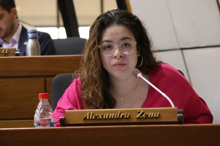 Alexandra Zena, diputada por el partido Cruzada Nacional.