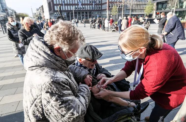 Un hombre recibe su tercera dosis de la vacuna contra el Covid, en Duisburg, Alemania.
