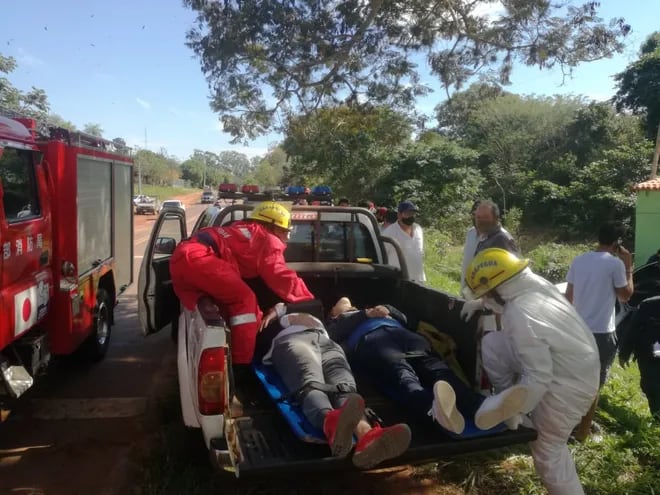 Los accidentados son trasladados en la patrullera policial hasta el Hospital Distrital de Carapeguá
