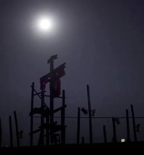 La luna ilumina la cruz de Tañarandy en el póster del cortometraje “Tierra de irreductibles”.