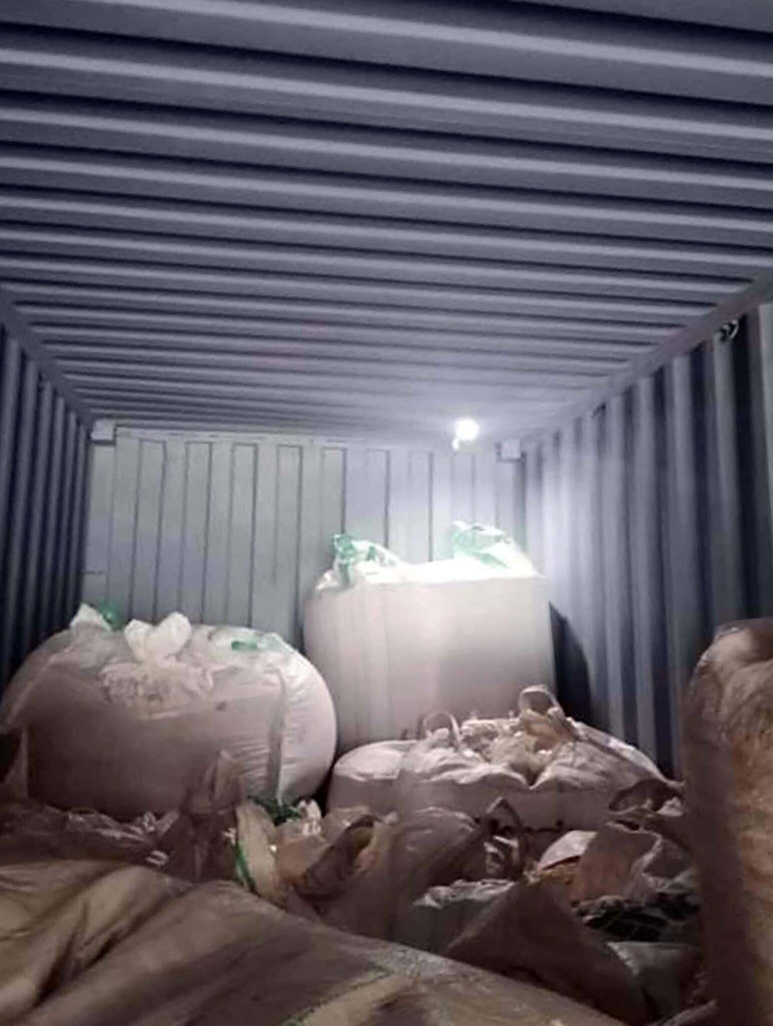  Nótese el agujero hecho en el techo del contenedor que salió de Paraguay y en cuyo interior se ven las bolsas completamente desordenadas cuando llegaron a destino.