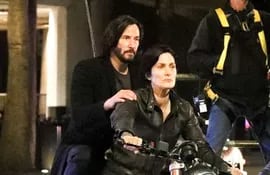 Keanu Reeeves y Carrie-Anne Moss durante el rodaje de "Matrix 4".