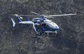 un-helicoptero-de-los-servicios-de-rescate-vuela-sobre-los-restos-del-avion-siniestrado-en-un-area-de-alta-montana-en-los-alpes-franceses--170005000000-1310686.JPG