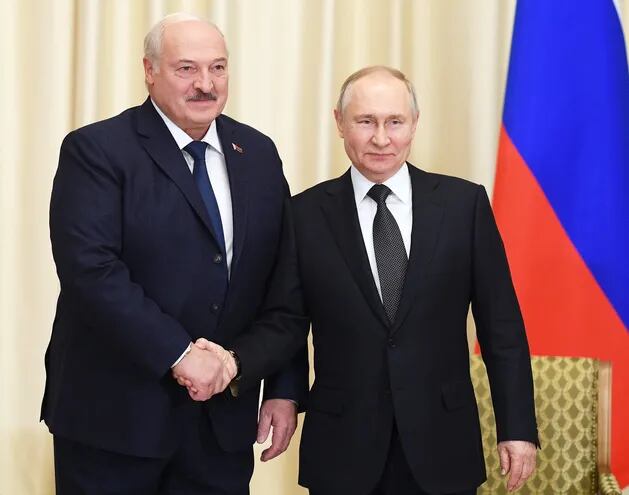 Los presidentes de Bielorrusia y Rusia, Alexander Lukashenko (a la izquierda) y Vladimir Putin durante una reunión en Moscú, el pasado viernes.