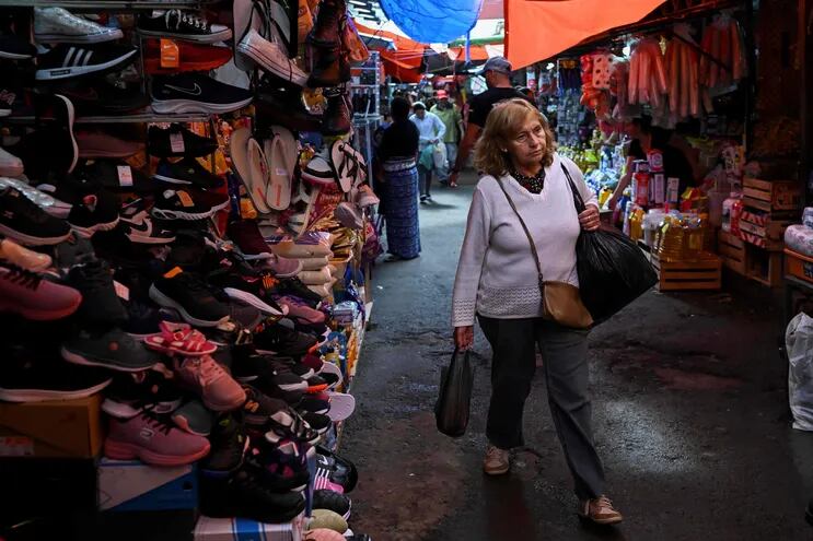Una mujer camina por el Mercado 4. Paraguay ha pasado de un nivel medio de discriminación a un nivel bajo, según el Centro de Desarrollo de la Organización de Cooperación y Desarrollo Económicos (OCDE).