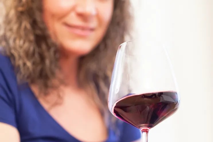 Por bueno que sea, a algunas personas beber vino tinto, incluso en pequeñas cantidades, les provoca dolor de cabeza, un dolor que aparece entre media hora y tres horas después de beber una copa de vino. Desde hace décadas, la ciencia intenta saber por qué.