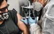 Heather Lieberman, 28, recibe una vacuna contra el COVID-19 en el Research Centers of America en Hollywood, Florida.