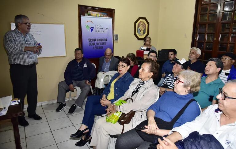 Miembros de la Unión Nacional de Jubilados del IPS se reunieron esta tarde con asegurados y médicos de la previsional.