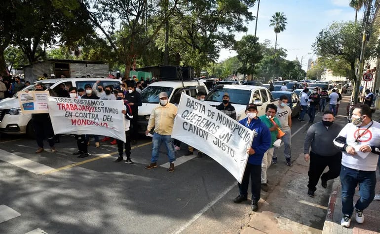 Empresarios explotadores del juego de "tragamonedas" se manifestaron frente al Congreso para exigir el cese de atribuciones de cobro de canon por parte de la empresa iCrop, en representación de Conajzar.
