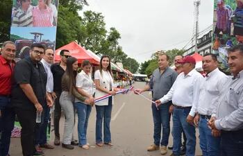 La gobernadora Norma Zárate de Monges (centro) en compañía del presidente de la Junta Departamental, Daniel Ortiz (ANR), acompañados de concejales departamentales e intendentes.