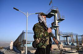 Un combatiente talibán monta guardia en Kabul, Afganistán, este lunes.