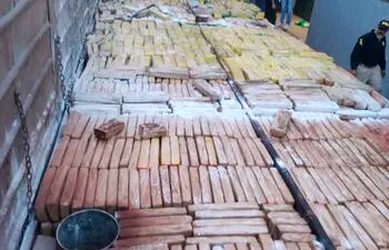 La droga hallada por los agentes policiales brasileños en la carrocería del camión de gran porte.