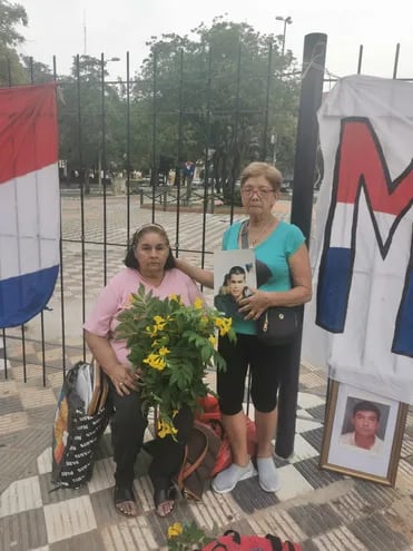 Madres de mártires del marzo paraguayo de 1999 realizan acto frente a las rejas de la Plaza de Armas.