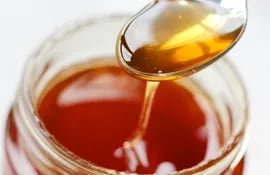 La miel se puede echar rápidamente a perder si la untamos con una cucharita que no está del todo limpia.