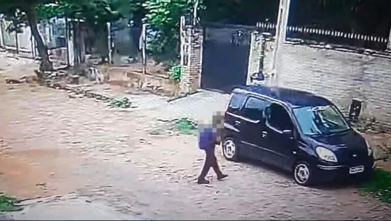 El niño raptado se dirige al automóvil estacionado, desde el cual lo había llamado el conductor.