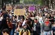 Masivas protestas   se sucedieron en Santiago de  Chile  por un sistema más equitativo y contra el Gobierno de Sebastián Piñera. (EFE)