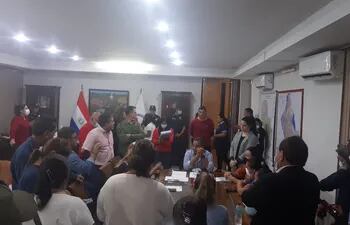 Reunión mantenida el viernes con docentes, estudiantes, concejales y el gobernador Hugo Javier
