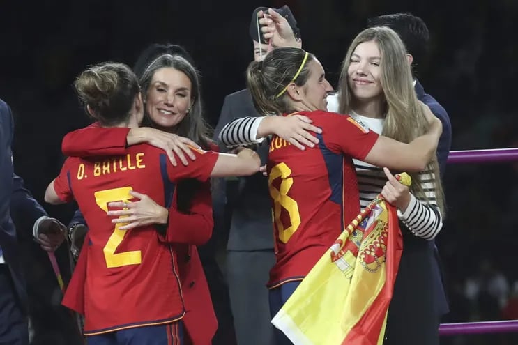 La reina Letizia y la infanta Sofía abrazan a las jugadoras de la selección española tras imponerse a Inglaterra en la final del Mundial de Fútbol femenino.