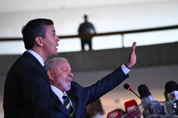 Los presidentes de Paraguay y Brasil, Santiago Peña (i) y Luiz Inácio Lula da Silva, durante una rueda de prensa en el Palacio del Itamaraty, en Brasilia, el lunes.