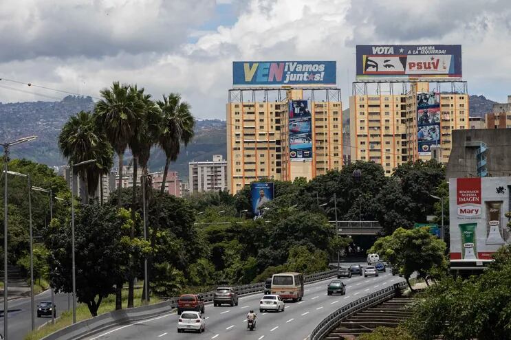 Fotografía de vallas del Partido Socialista Unido de Venezuela (PSUV) vistas desde la autopista Gran Cacique Guaicaipuro, en Caracas (Venezuela).