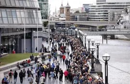 La gente forma fila en el Paseo de la Reina junto al río Támesis, para presentar sus condolencias la difunta reina Isabel II en el Westminster Hall, en Londres.