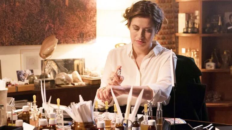 En la comedia francesa “Perfumes”, la actriz Emmanuelle Devos interpreta a una estrella en el mundo de los perfumes, creando fragancias y vendiendo su talento a diferentes compañías.