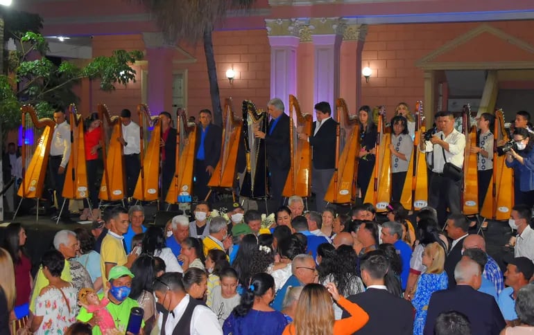 Ensamble "Amigos del Arpa" de Roberto Brítez Cabral durante el toma de juramento del Intendente de Villarrica, Magín Benítez (PLRA). Foto referencial.