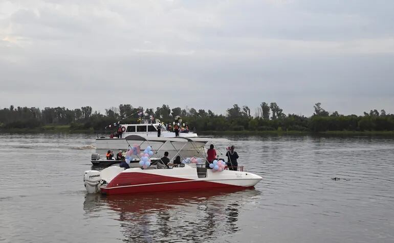 La procesión náutica de María Auxiliadora por la Bahía de Asunción.