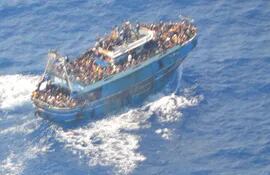 Un barco transporta migrantes en el mar Mediterráneo, cerca de la costa de Grecia.