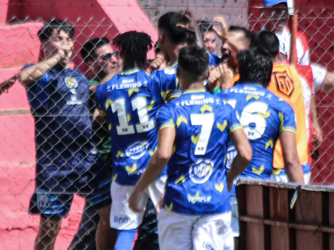 Los jugadores de Encarnación FC celebran un gol en el partido frente a Colegiales por la primera fecha de la División Intermedia 2024 en el estadio Luciano Zacarías, en Lambaré, Paraguay.