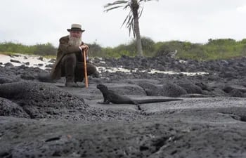 El científico que revive la experiencia de Darwin en Galápagos.