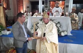 Momento en que el Intendente de Pilar, Fernando Ramírez, entrega la llave de la ciudad al cardenal Adalberto Martínez.