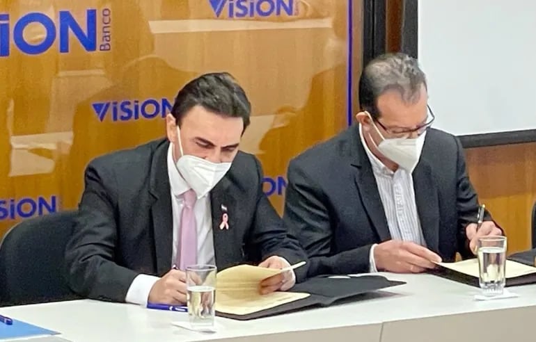 Carlos Pereira Olmedo, ministro del MUVH, y Carlos Avalos, gerente general de Visión Banco, firmaron un importante acuerdo para beneficiar a las personas.