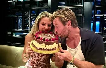 Chris Hemsworth celebrando el cumpleaños de su esposa Elsa Pataky.