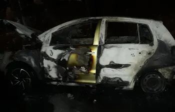 El vehículo del brasileño quedó reducido a chatarra por el incendio.