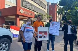 Con carteles y megáfonos, ciudadanos autoconvocados se manifestaron frente a la fiscalía para exigir la renuncia de Sandra Quiñonez