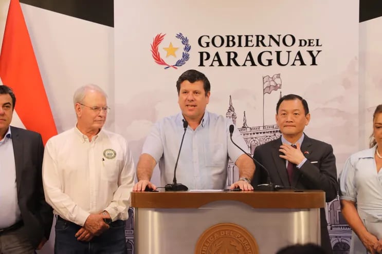 El ministro Javier Giménez (centro) acompañado del embajador de Taiwán en Paraguay, José Han (i) y empresarios.