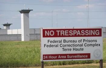 En esta foto de archivo, un letrero advierte a los intrusos en el Complejo Correccional Federal Terre Haute el 25 de julio de 2019 en Terre Haute, Indiana. Desde julio de 2020 más de 12 ejecuciones fueron realizadas, la mayor cantidad durante un gobierno saliente.