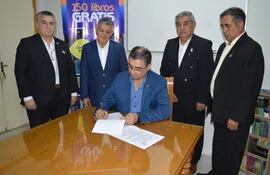 Representantes de la Editorial El Lector y de la Cooperativa Cofan Ltda, durante la firma del acuerdo.