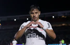 El paraguayo Ángel Romero, jugador del Corinthians, festeja un gol en el partido frente a Botafogo RP por el Estadual Paulista.