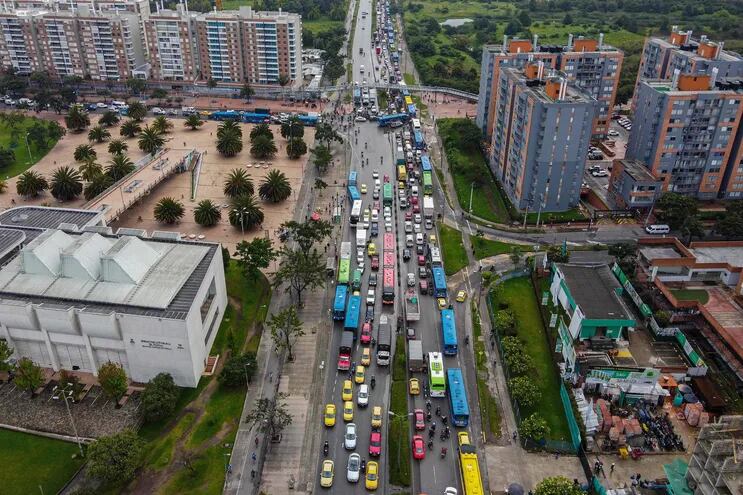 Esta vista aérea muestra el tráfico en una avenida de Bogotá, Colombia.
